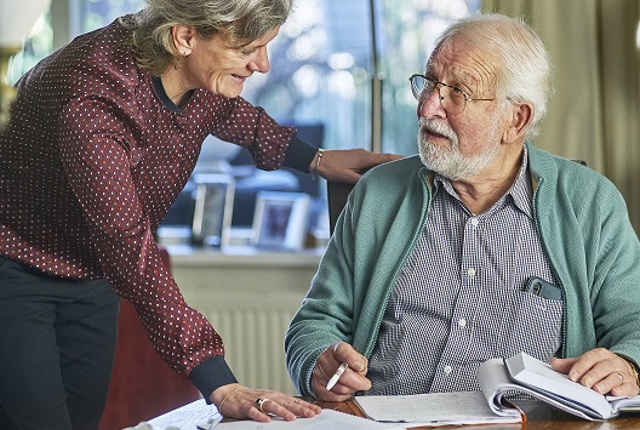 Adviseur geeft klant financieel advies