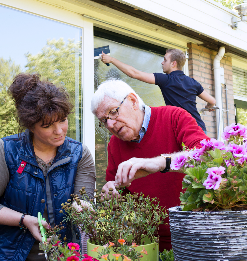 Man en vrouw werkend in de tuin - Pantein Extra