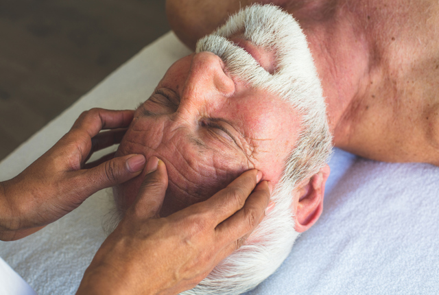 Man krijgt massage