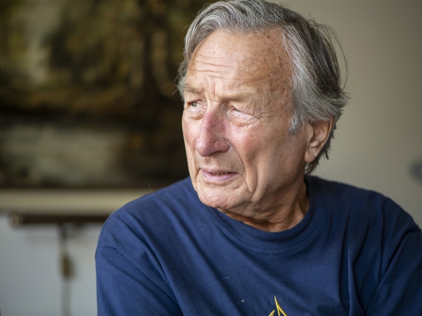 Man kijkt denkend voor zich uit