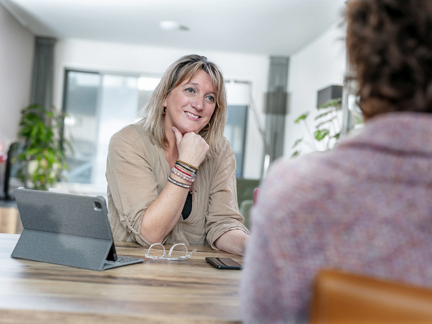 Medewerker thuisbegeleiding in gesprek met klant