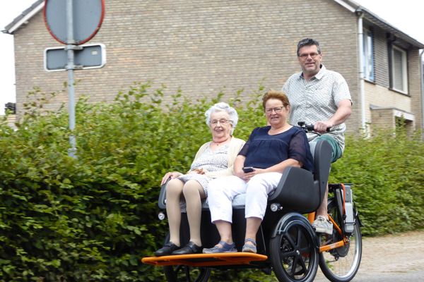 Mensen fietsen op de Fietsriksja 
