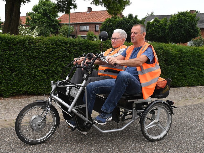 Twee mannen op de aangepaste fiets