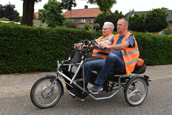 Twee mannen op de aangepaste fiets