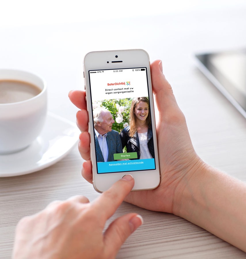 Afbeelding van mobiele telefoon met BeterDichtbij app open