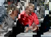 Student helpt klant met laptop _ Computerhulp student aan huis